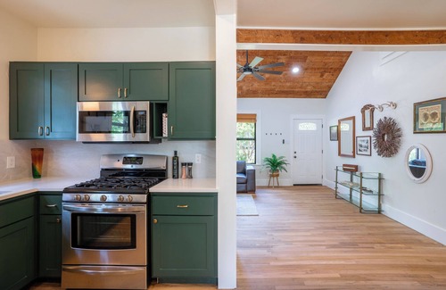 Cherrywood House | Beautifully Remodeled Garden Bungalow Near Downtown!