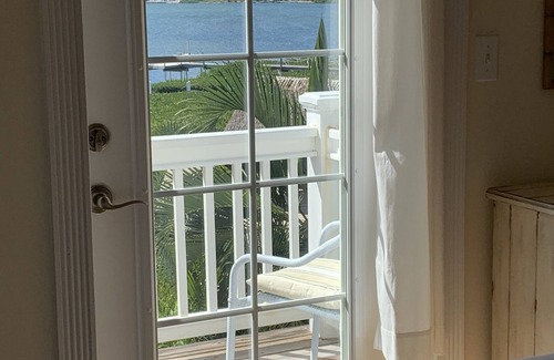 Cudjoe Key House | Exceptional Waterfront Retreat with Pool, Kayaks & Bikes