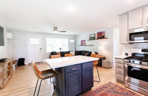 Little Rock House | Exceptional Riverfront Retreat Near Airport with Breakfast
