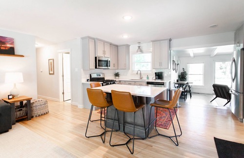 Little Rock House | Exceptional Riverfront Retreat Near Airport with Breakfast