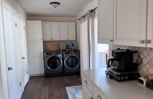 Hutchinson House | Recently Remodeled Home Near Fairgrounds with Breakfast