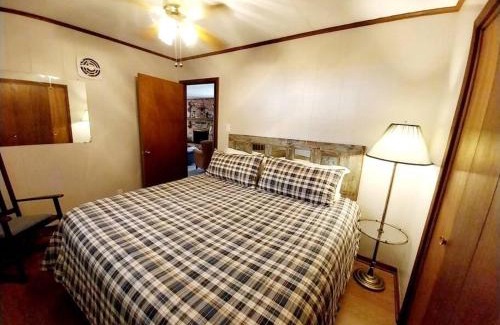 Hillister House | Newly Remodeled Lakehouse on Private Lake sleeps 8