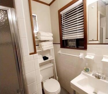 Hillister House | Newly Remodeled Lakehouse on Private Lake sleeps 8
