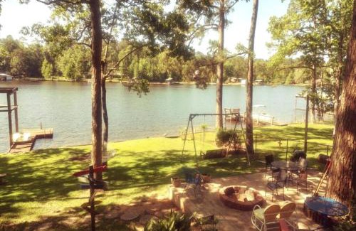 Hillister House | Newly Remodeled Lakehouse on Private Lake sleeps 8