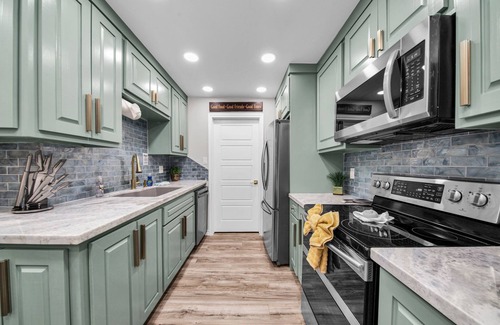 Brownsville House | Modern 4BR Retreat with Spa and Hot Tub Near Attractions