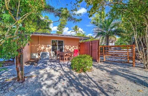 Sanibel Cottage | Discover Parrot Nest Toucan Cottage: Walk to Beach & Shops!