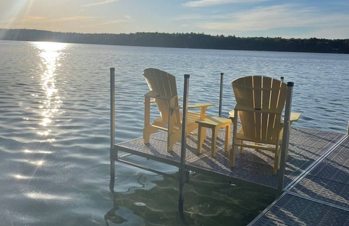 Hillman House | Discover the Peaceful Avalon Sunshine Cottage by the Lake