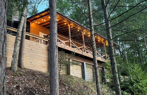 Hillman House | Discover the Peaceful Avalon Sunshine Cottage by the Lake