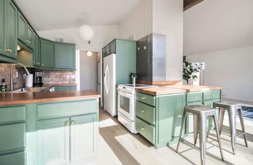 South Bend House | Newly Remodeled Ranch Near Notre Dame - Family Friendly Stay
