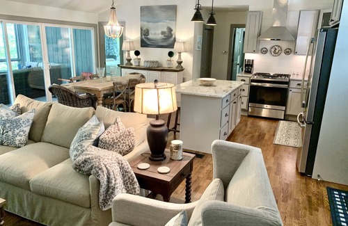 Highlands House | River-Front Cottage Retreat with Pool & Breakfast in Highlands