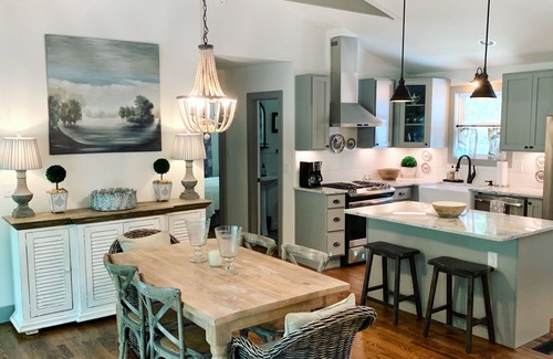 Highlands House | River-Front Cottage Retreat with Pool & Breakfast in Highlands