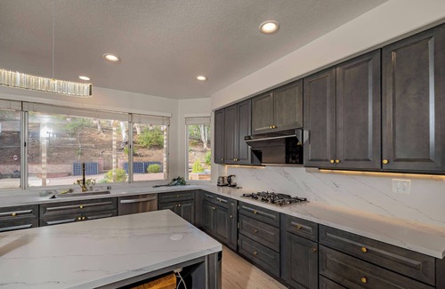 Valle Lindo House | Welcoming Newly Remodeled Suburban House with Breakfast