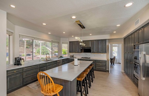 Valle Lindo House | Welcoming Newly Remodeled Suburban House with Breakfast