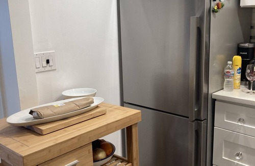 Viewpoint Apartment | Modern Waterfront Suite near Microsoft with Kitchen Access