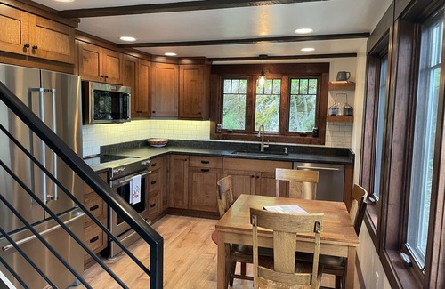Finley Point House | Beautiful Waterfront Home with Ocean View and Breakfast