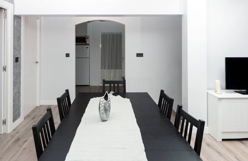 Burgos Apartment | Stylish Apartment in Central Location with Family-Friendly Amenities
