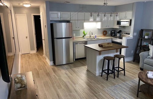 Thomas Drive Condo | Modern Beach Condo with Ocean View and Family-Friendly Amenities