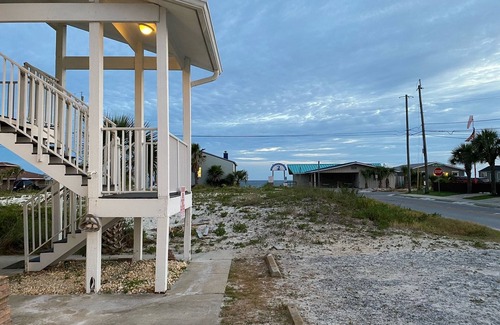 Thomas Drive Condo | Modern Beach Condo with Ocean View and Family-Friendly Amenities