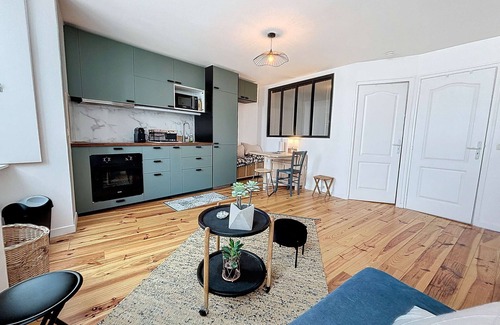 Granville Apartment | Cozy Apartment Granville: Ideal for Couples with Kitchen & Spa