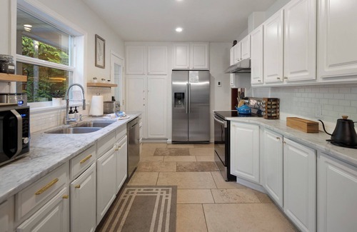 Roche Harbor House | Elegant 1929 Cottage: Wheelchair Accessible & Family-Friendly