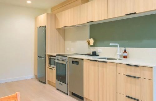 Downtown Eastside Apartment | Modern 2 Bedroom Condo in Japantown - Perfect for Families!