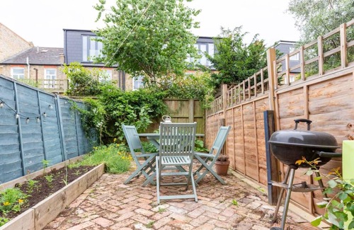 Earlsfield Apartment | Newly Renovated 2 Bedroom Apartment in Earlsfield with Garden