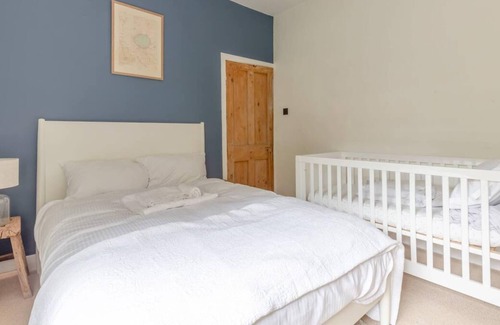 Earlsfield Apartment | Newly Renovated 2 Bedroom Apartment in Earlsfield with Garden
