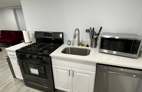 Eastwick Apartment | Modern 2 Bedroom Apartment Near PHL Airport with Kitchen