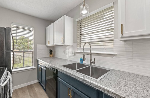 Villa West House | Renovated 2-Bedroom Retreat Just Minutes from Campus!