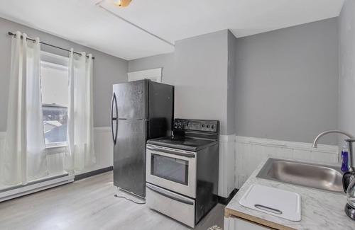 Westside Apartment | Newly Renovated 2BR Apt Near SU, Zoo, Destiny USA & Downtown
