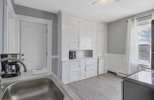 Westside Apartment | Newly Renovated 2BR Apt Near SU, Zoo, Destiny USA & Downtown