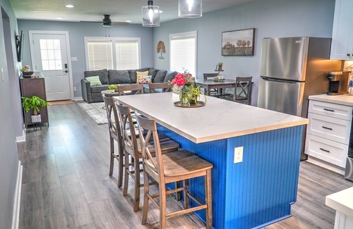 League City House | Newly renovated 3B/2Bath house in historic League City, walkable to shops & Food