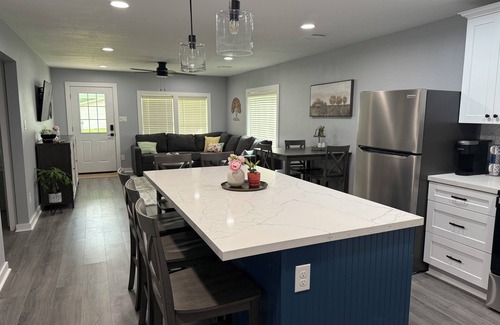 League City House | Newly renovated 3B/2Bath house in historic League City, walkable to shops & Food