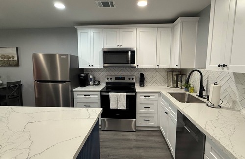 League City House | Newly renovated 3B/2Bath house in historic League City, walkable to shops & Food
