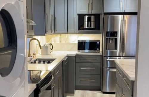 Alderwood House | Modern 3BR Home with Parking & WiFi - Near Toronto Attractions