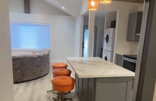 Alderwood House | Modern 3BR Home with Parking & WiFi - Near Toronto Attractions