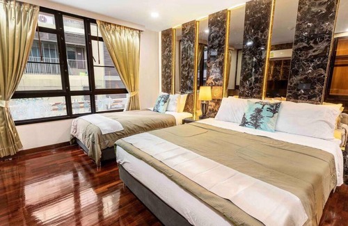 Khlong Tan Nuea Apartment | Stylish 3BR Suite with Pool Near BTS Thonglo - Guest Rated 10/10