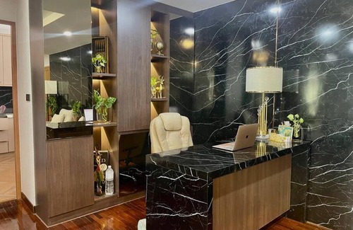 Khlong Tan Nuea Apartment | Stylish 3BR Suite with Pool Near BTS Thonglo - Guest Rated 10/10