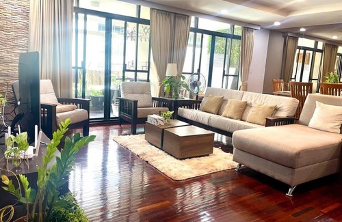 Khlong Tan Nuea Apartment | Stylish 3BR Suite with Pool Near BTS Thonglo - Guest Rated 10/10