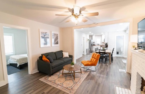 Independence House | Modern 3BR Retreat with Private Yard & Pet-Friendly Amenities