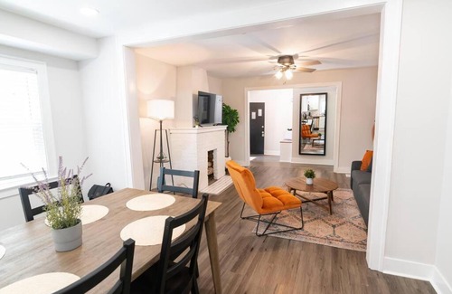 Independence House | Modern 3BR Retreat with Private Yard & Pet-Friendly Amenities