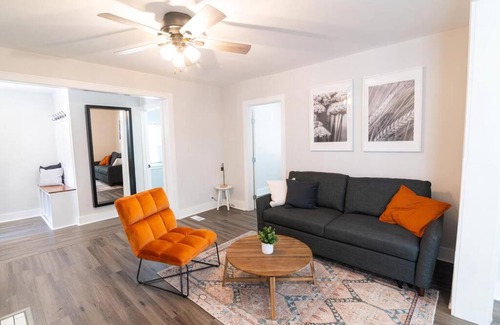 Independence House | Modern 3BR Retreat with Private Yard & Pet-Friendly Amenities