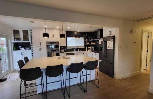 Sidney House | Beautiful 3 Bedroom Suite in Sidney by the Sea - Pet Friendly