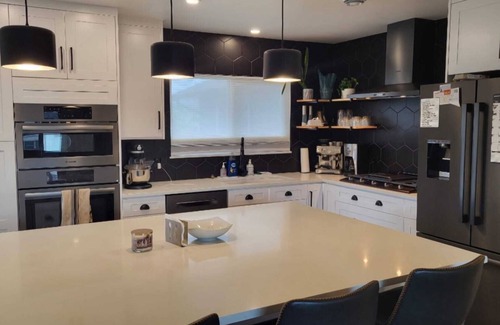 Sidney House | Beautiful 3 Bedroom Suite in Sidney by the Sea - Pet Friendly