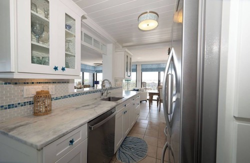 Siesta Key Condo | Renovated 4th Floor Condo Near Siesta Key Beach with Pool