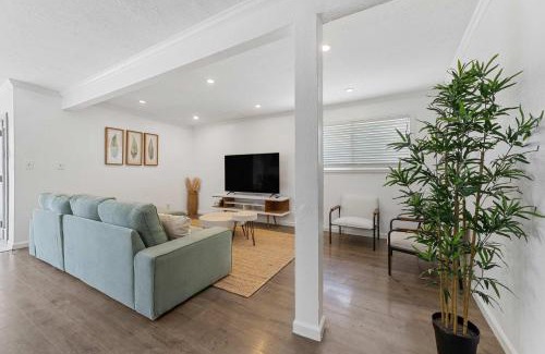 Port Arthur House | Inviting 6Br Home in Port Arthur with Hot Tub & Pet Friendly