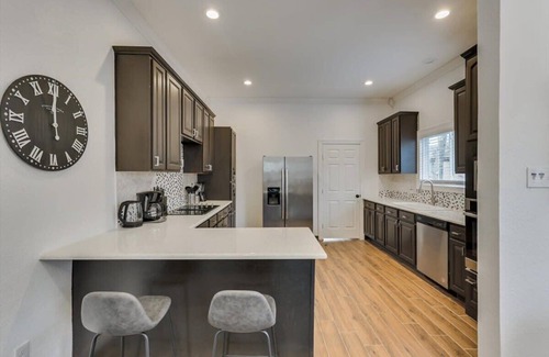 Kessler House | Stylish Bishop Arts Home: Pet-Friendly & Family Ready