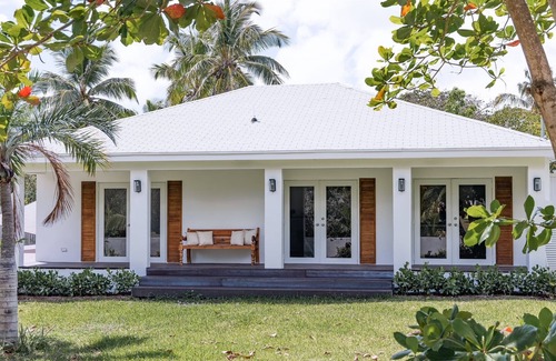 Dunmore Town Cottage | Renovated Coastal Cottage Steps from Pink Sand Beach