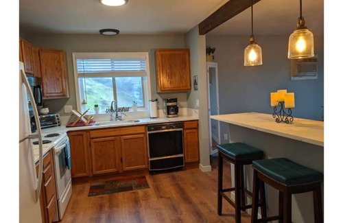 Hood River House | Modern Condo Retreat in Hood River with Spa & Breakfast