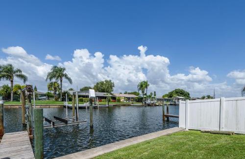 Apollo Beach House | Renovated Condo Getaway in Apollo Beach - Pet Friendly Retreat